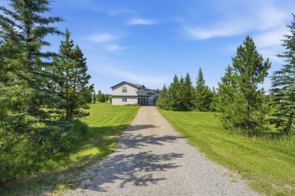 House in De Winton, Alberta, Canada 2 - 18418813