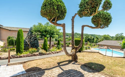 Estate in Liergues, Porte des Pierres Dorees, France 1