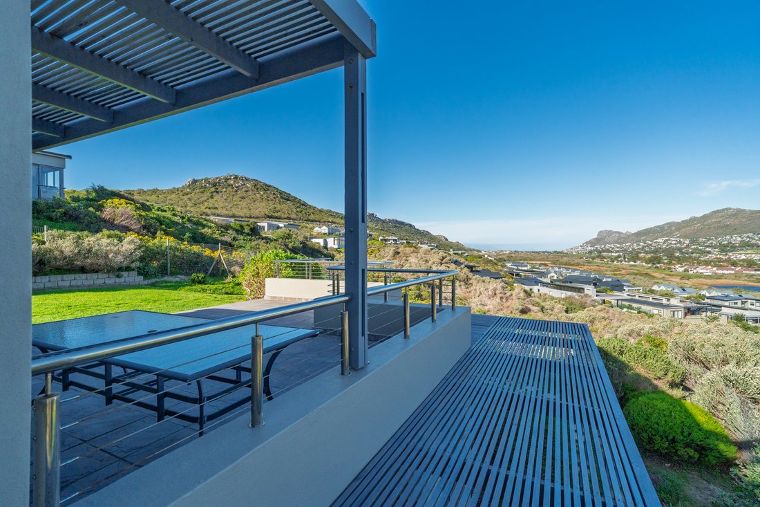 House in Noordhoek, South Peninsula, Cape Town 1 - 18420196