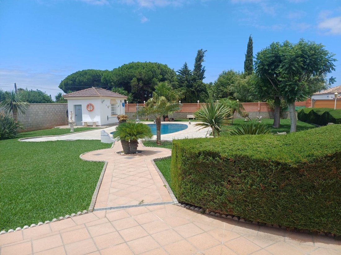 Chalet in Chiclana de la Frontera, Andalusia, Spain 3 - 18109761