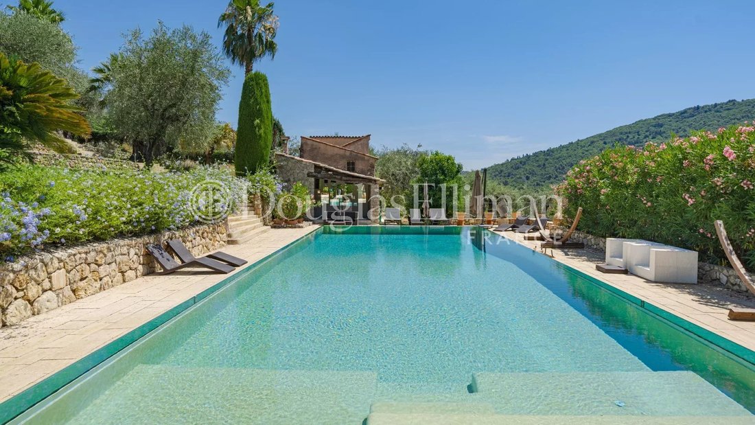 Villa in Châteauneuf-Grasse, Provence-Alpes-Côte d'Azur, France 2 - 15976249