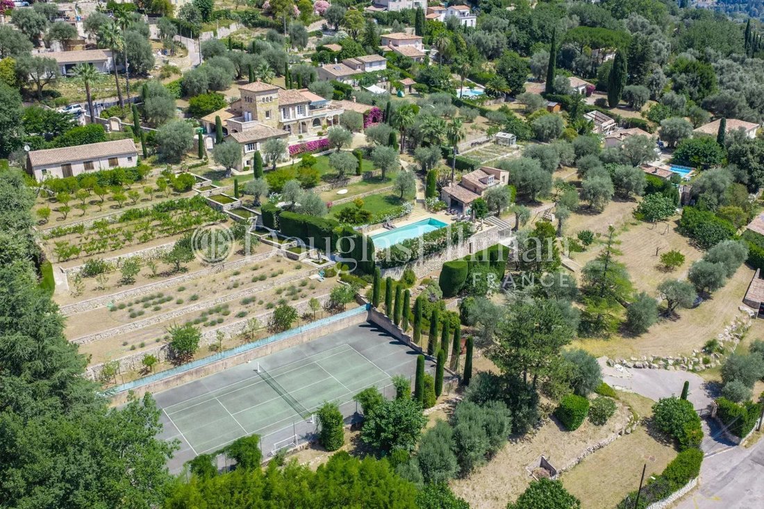 Villa in Châteauneuf-Grasse, Provence-Alpes-Côte d'Azur, France 1 - 15976249