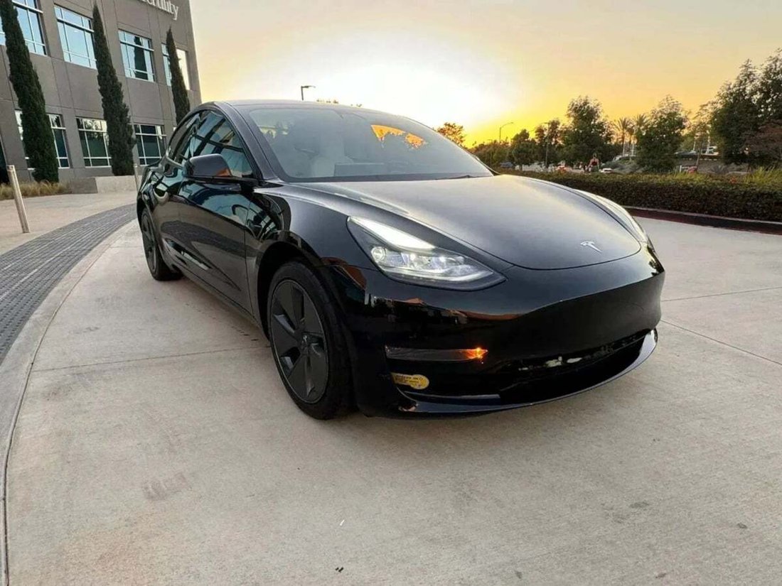 Sedan in Newport Beach, CA, United States 3 - 18118377