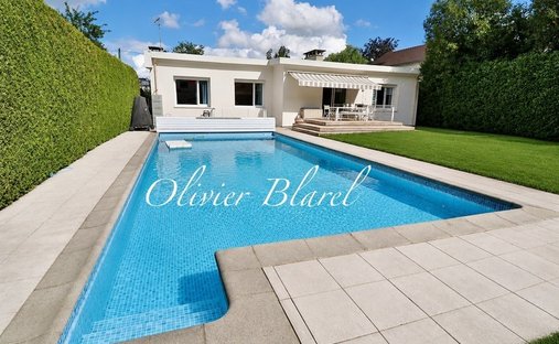 Villa in Gressets-Centre-Garenne-Bechevet, La Celle-Saint-Cloud, France 1