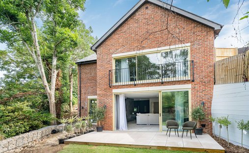 Villa in Charlton Kings, England 1