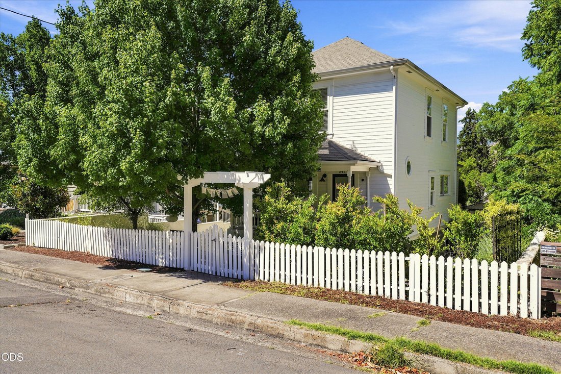 House in Ashland, Oregon, United States 4 - 18423151