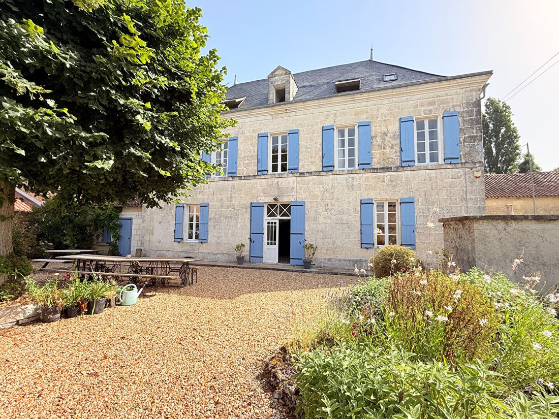 Villa in Aubeterre-sur-Dronne, Nouvelle-Aquitaine, France 1 - 18421593
