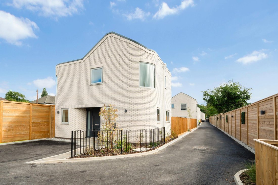 House in Hounslow, England 1 - 18422143