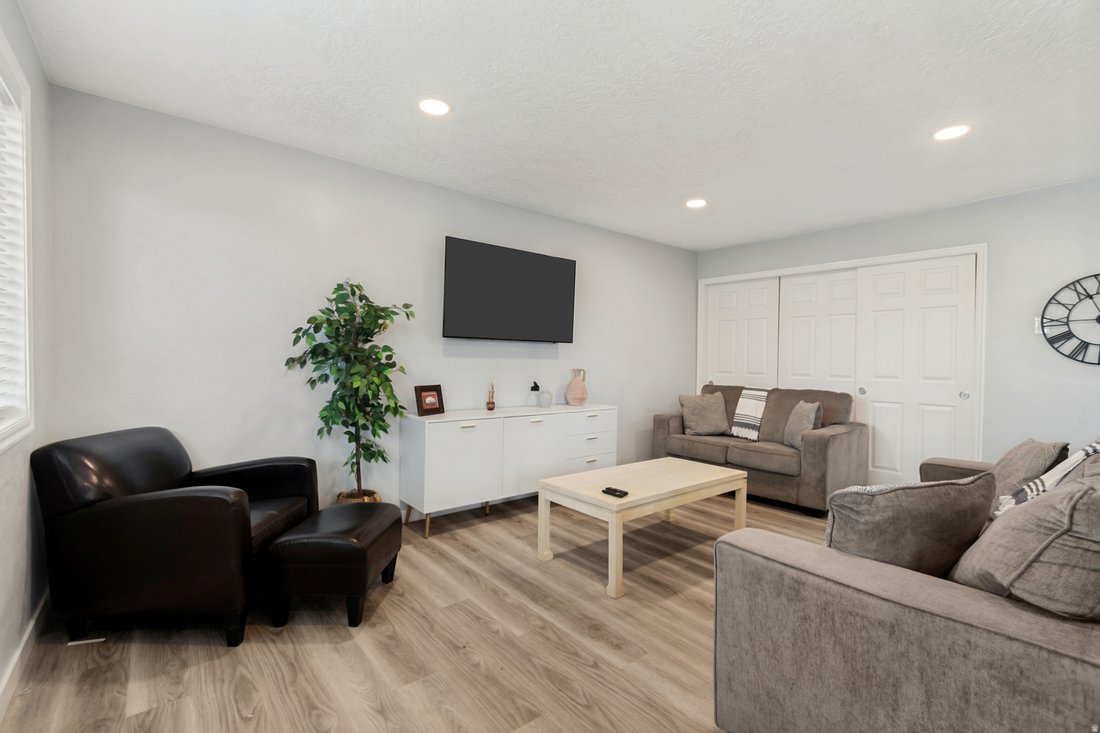 Midvale, Utah, United States 1 - 18422333