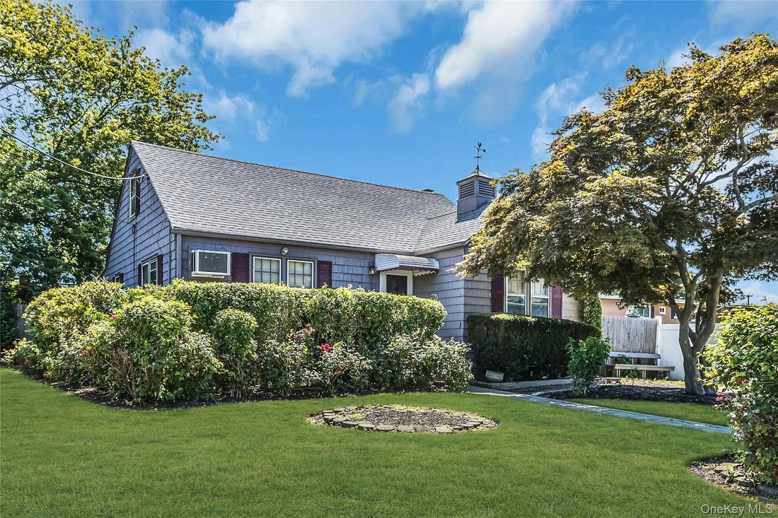 House in North Babylon, New York, United States 1 - 18423935
