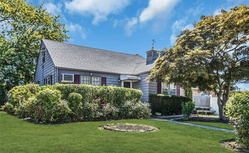 House in North Babylon, New York, United States 1