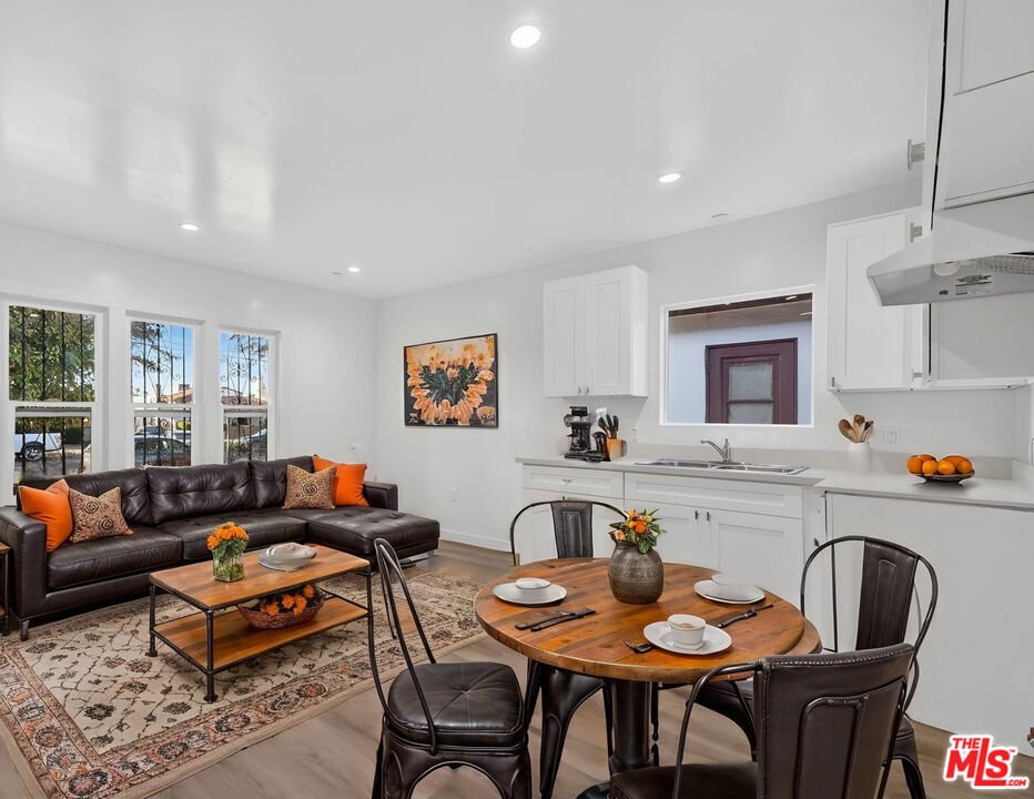 Los Angeles, California, United States 5 - 18423418