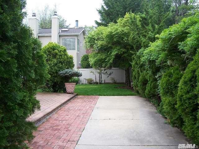 House in Port Washington, New York, United States 3 - 18423427