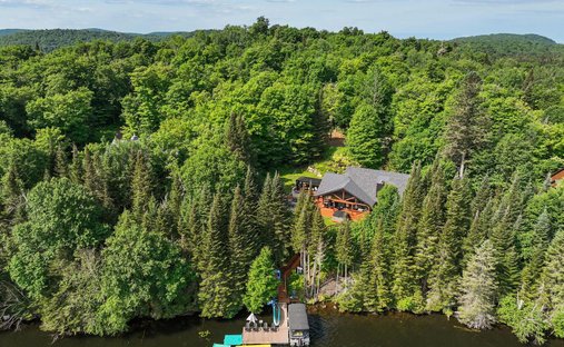 House in Lac-Quenouille, Quebec, Canada 1