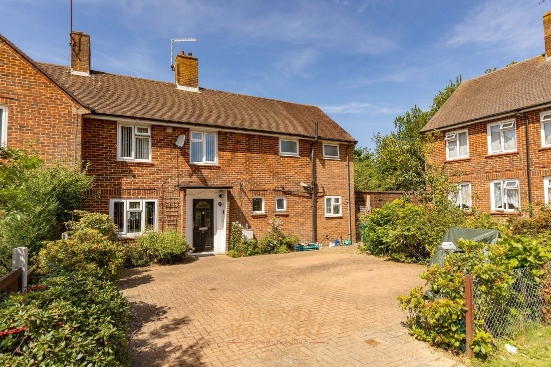 House in County Oak, Crawley, England 1 - 18421359