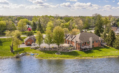 House in Orion charter Township, Michigan, United States 1