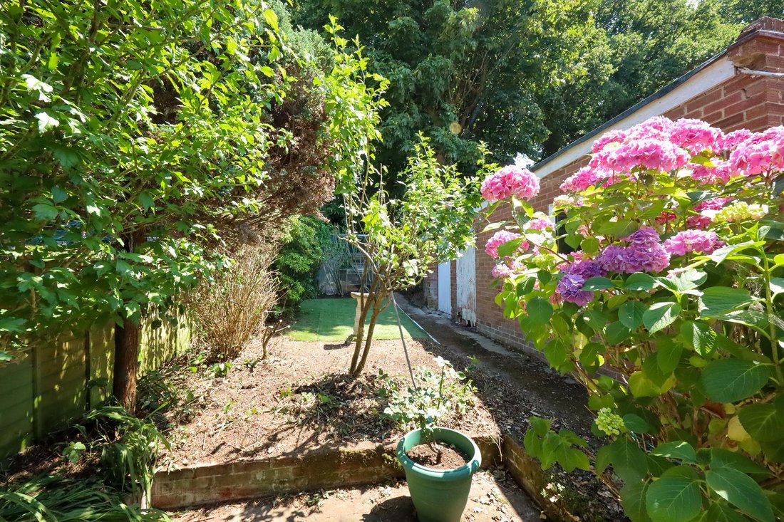 House in Burgess Hill, England 2 - 18421325