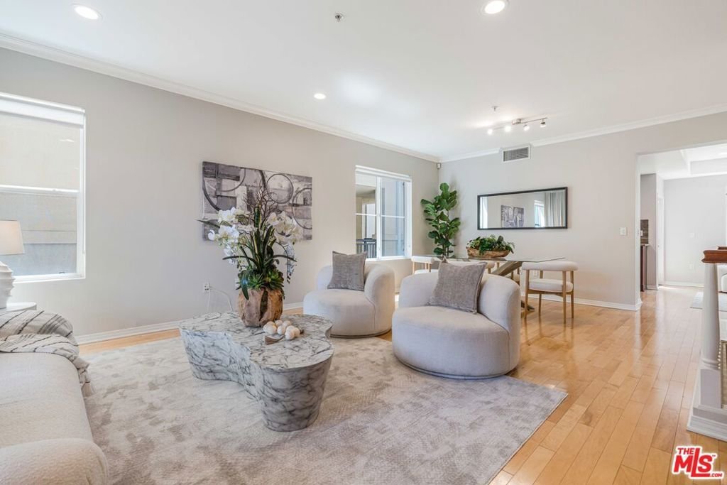 Condo in Los Angeles, California, United States 5 - 18423396