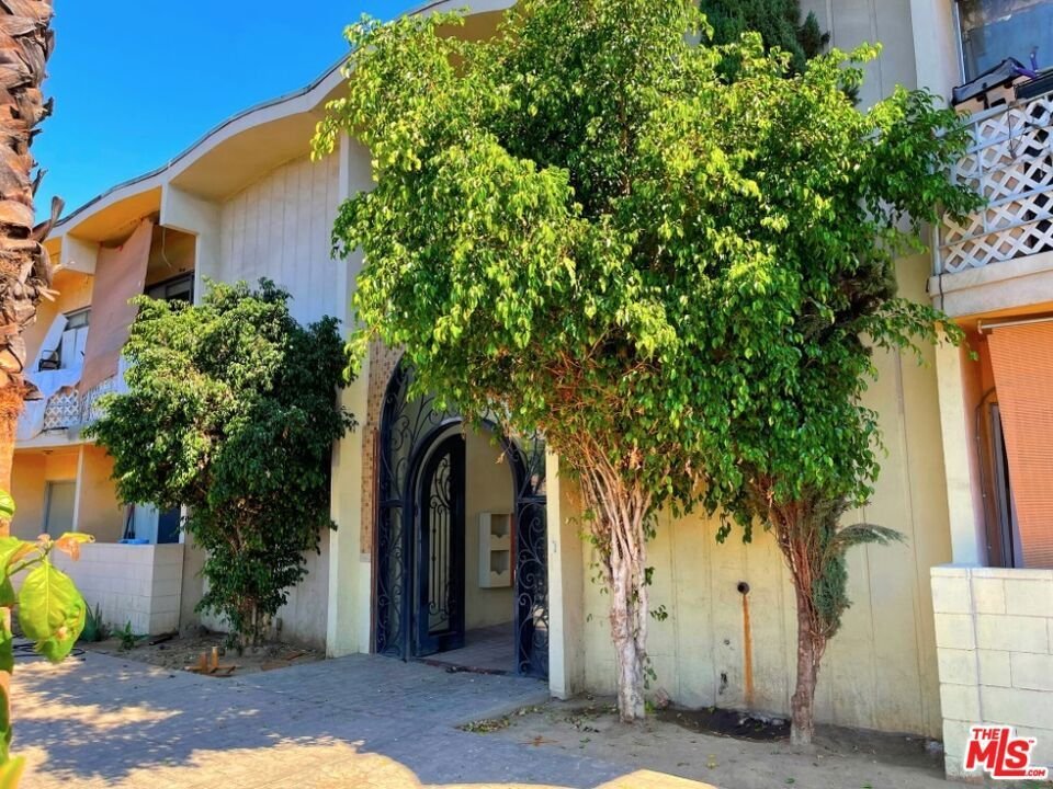 Los Angeles, California, United States 3 - 18423413