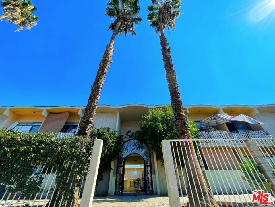 Los Angeles, California, United States 4 - 18423413