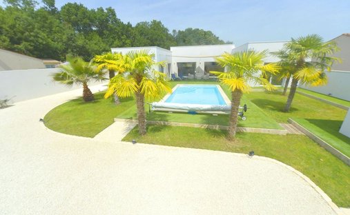 House in Medis, Nouvelle-Aquitaine, France 1