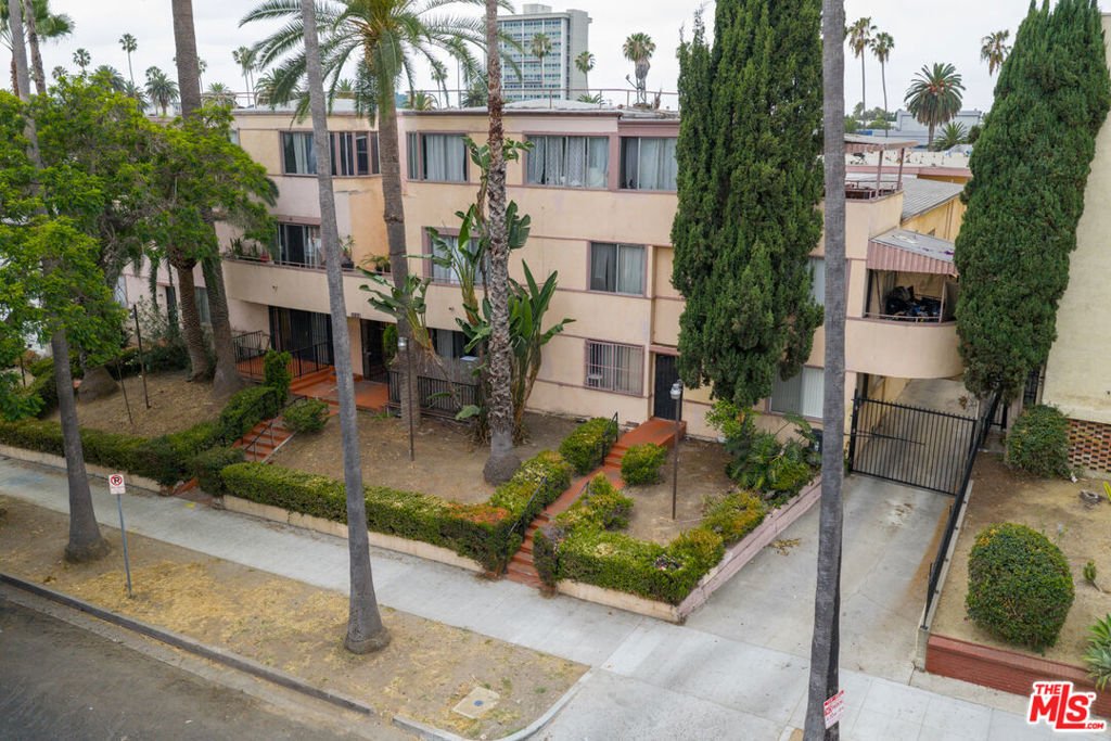 Los Angeles, California, United States 3 - 18423395