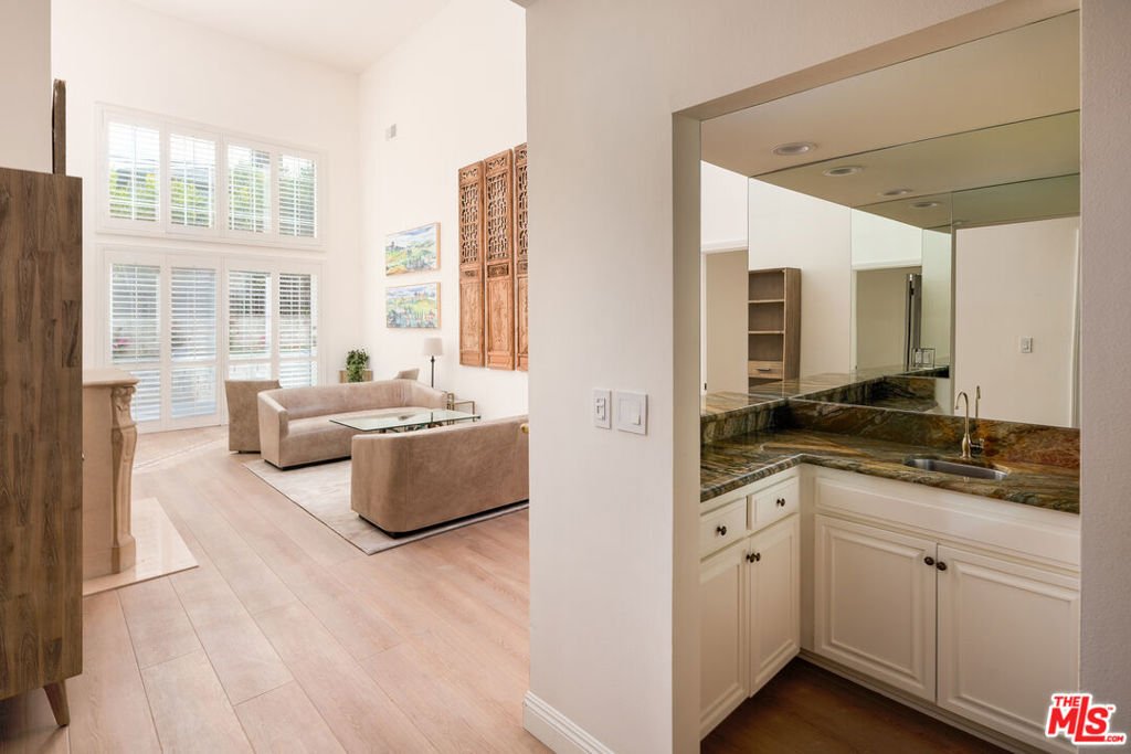 Condo in Los Angeles, California, United States 3 - 18423440