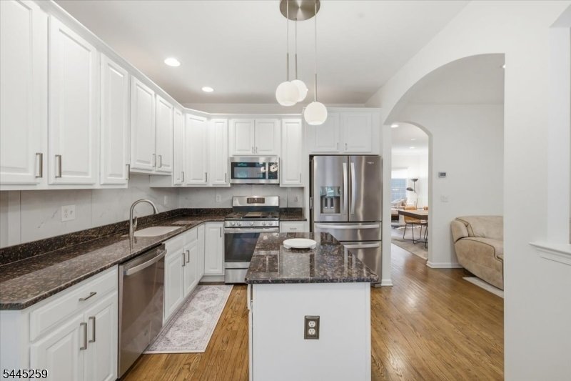 Condo in Cedar Grove, New Jersey, United States 3 - 18422676