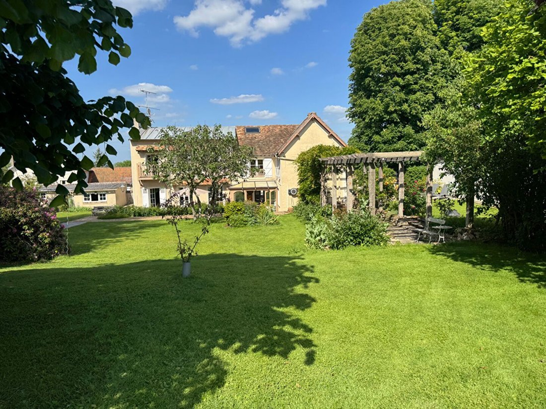 House in Montfort-l'Amaury, Ile-de-France, France 1 - 18422778
