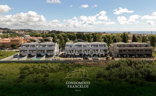 Townhouse in Santa Marinha e Sao Pedro da Afurada, Porto District, Portugal 1