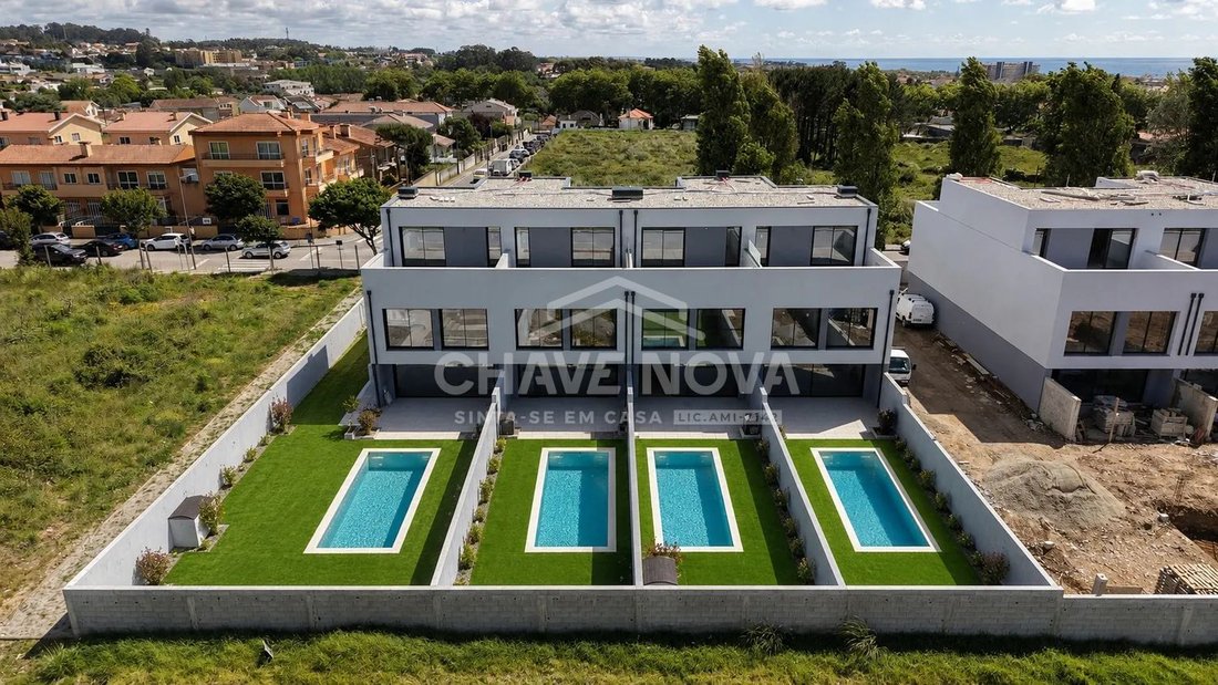 Townhouse in Santa Marinha e Sao Pedro da Afurada, Porto District, Portugal 2 - 17078567