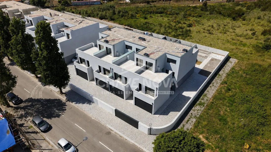 Townhouse in Santa Marinha e Sao Pedro da Afurada, Porto District, Portugal 4 - 17078708