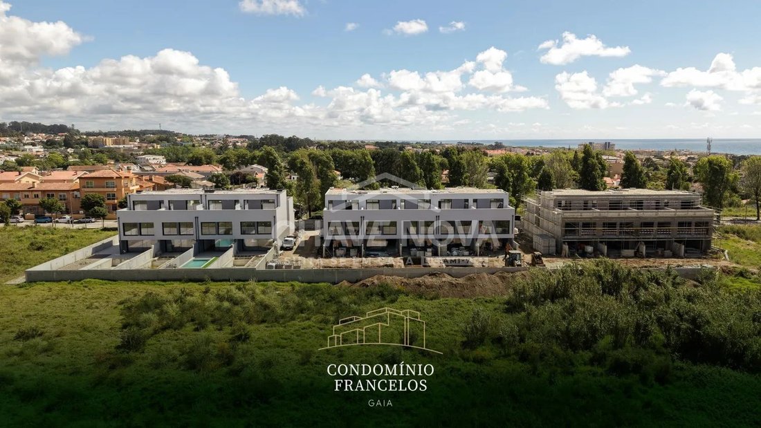 Townhouse in Santa Marinha e Sao Pedro da Afurada, Porto District, Portugal 1 - 17078567