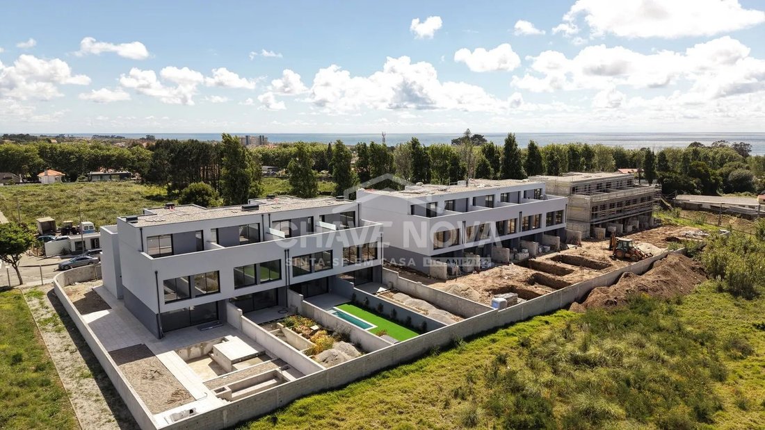 Townhouse in Santa Marinha e Sao Pedro da Afurada, Porto District, Portugal 3 - 17078708