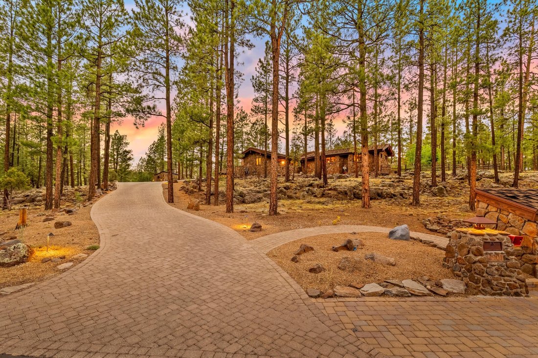 Flagstaff, Arizona, United States 2 - 18425726