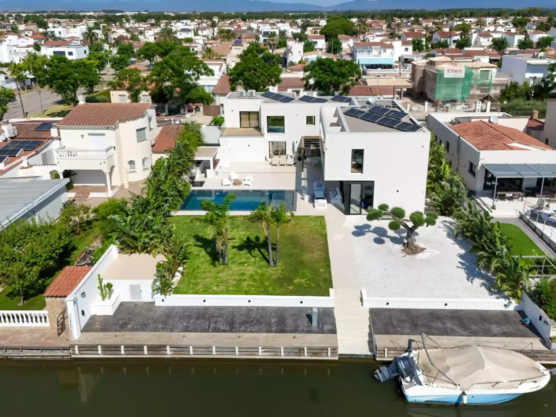 Villa in Empuriabrava, Catalonia, Spain 3 - 18335359