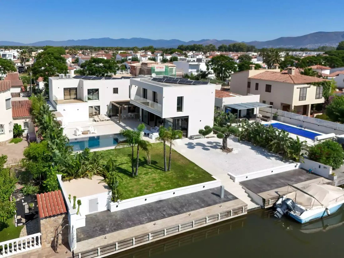 Villa in Empuriabrava, Catalonia, Spain 2 - 18335359