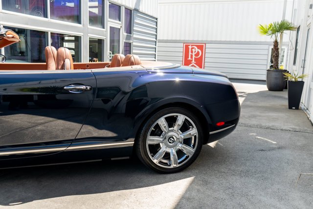 Cabriolet in Bellevue, WA, United States 5 - 18360303
