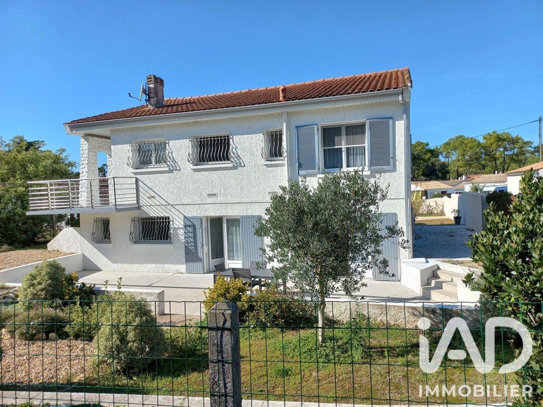 House in Saint-Georges-d'Oleron, Nouvelle-Aquitaine, France 1 - 18429469
