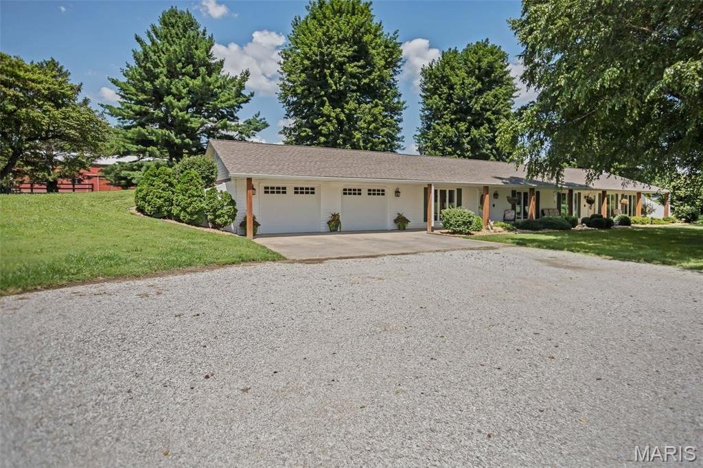 House in Bethalto, Illinois, United States 1 - 18431078