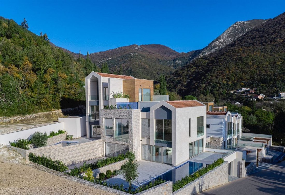 Apartment in Donja Lastva, Tivat Municipality, Montenegro 2 - 18428167
