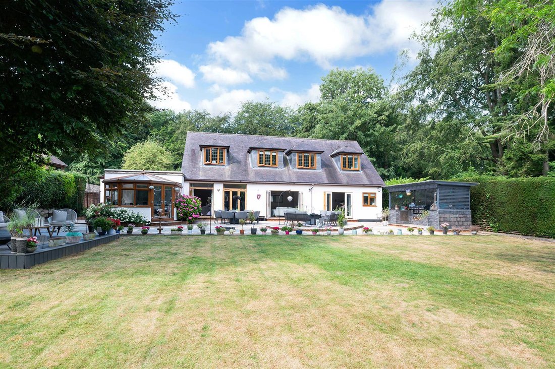 House in Woodmansterne, Reigate and Banstead, England 1 - 18433634