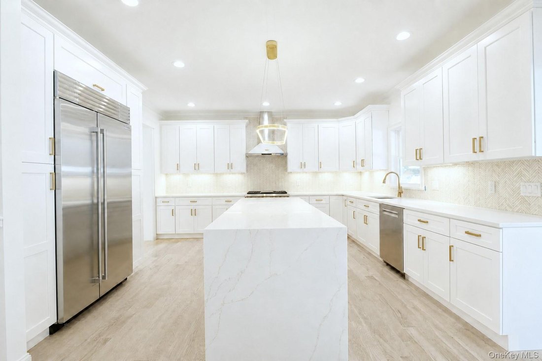 House in Elmont, New York, United States 5 - 18430800