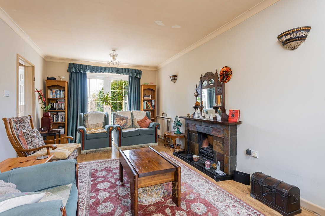 House in East Grinstead, England 2 - 18428914