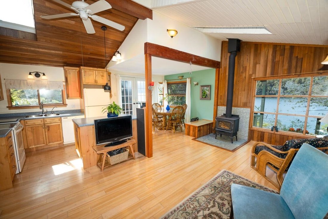 House in Bowen Island, British Columbia, Canada 2 - 18433145
