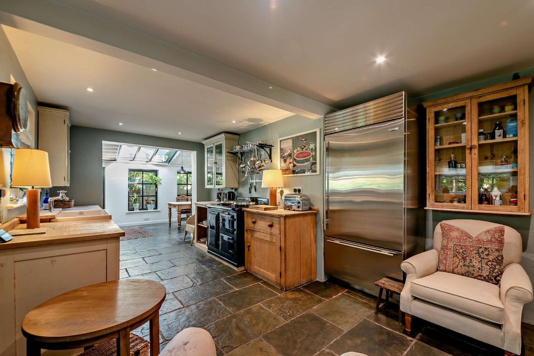 House in Upper Basildon, England 5 - 18434037