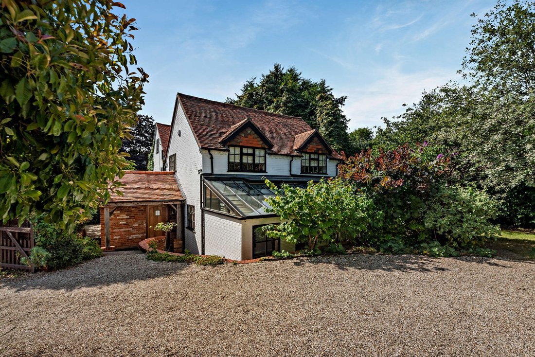 House in Upper Basildon, England 3 - 18434037