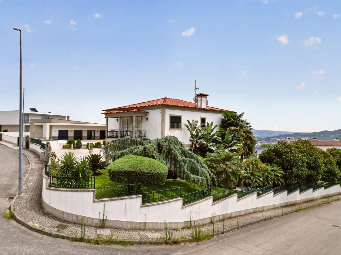 Villa in Carapace, Braga, Portugal 1 - 18434427
