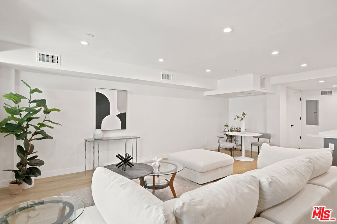 Condo in Los Angeles, California, United States 3 - 18434634