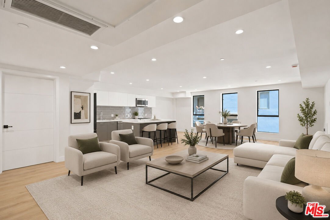 Condo in Los Angeles, California, United States 3 - 18434633
